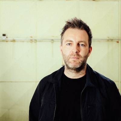 Wien-Konzerte Highlight Josh. vor gelber Wand. 