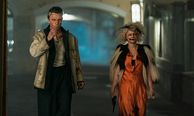 Christian Bale als Frankensteins Monster und Jessie Buckley als die Braut auf einem Spaziergang durch die Straßen (c) Sony Pictures