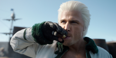 weißhaariger Mann in Matrosenuniform mit Zigarre im Mund...zu sehen ist Callum Kerr als Smoker in der zweiten Staffel von One Piece