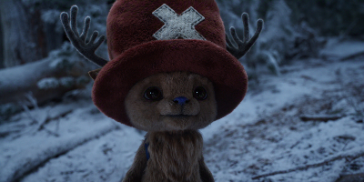 kleines blaunasiges Rentier mit Kulleraugen und einem roten Hut mit einem weißen X oben in schneebedeckter Umgebung...Tony Chopper aus One Piece