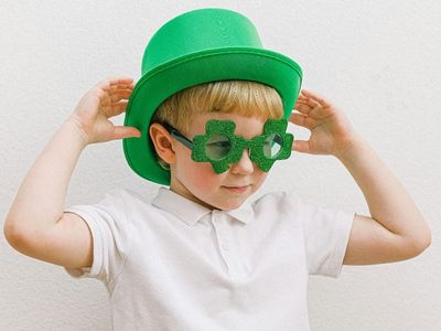 Kind mit grünem Z<linder und Kleeblatt-Brille im St. Patrick's Day Stil