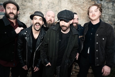 Die Band Rumjacks vor einer Wand