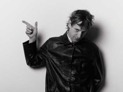 Bild des Sängers Voodoo Jürgens in schwarz-weiß