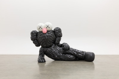 schwarzes Männchen mit x augen liegt seitlich