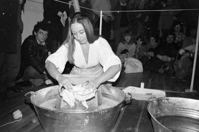 Frau wäscht wäsche, schwarz weiß