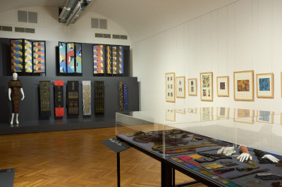 Ausstellungsansicht, bunte Textilwerke