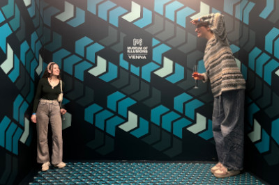 zwei Frauen, eine ganz klein, andere groß