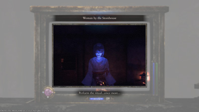 Ein Geist eines Mädchens lächelt böse in die Kamera