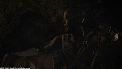 Ein blinder Geist in Fatal Frame II Remake greift Mio an