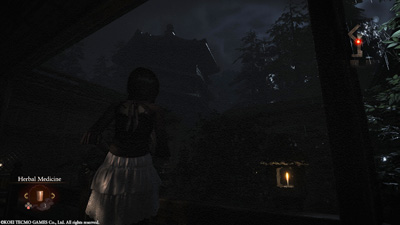 Mio steht vor einer Pagode in Fatal Frame II