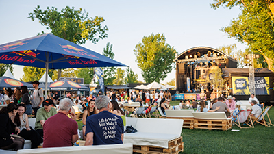 See Opening mit Bühne und gemütlichen Sitzgelegenheiten davor