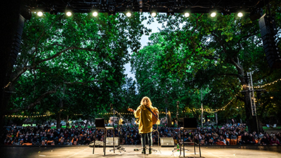 Momentaufnahem eines Auftrittes im Theater im Park mit Blick auf das Publikum