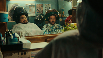 Frederick Lau und Christoph Krutzler sitzen in der Serie Crooks vor einem Spiegel beim Friseur und haben Trockenhauben am Kopf