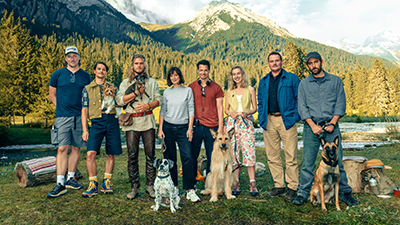 Gruppenbild von Menschen und Hunde des Casts des Netflix-Films Eat Pray Bark