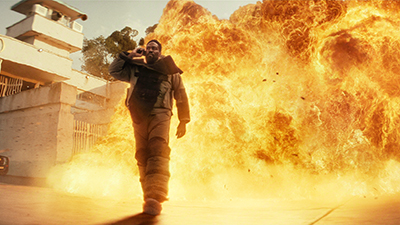 Standbild aus der neuen Netflix-Serie Man on fire: Mann geht entspannt Richtung Kamera, im Hintergrund ein e große Explosion