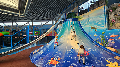 Großer Kletterberg bzw. Rutsche in der Playworld in Vösendorf