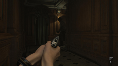 Grace lehnt sich aus der Egoperspektive gegen eine Ecke und zielt auf einen Gegner