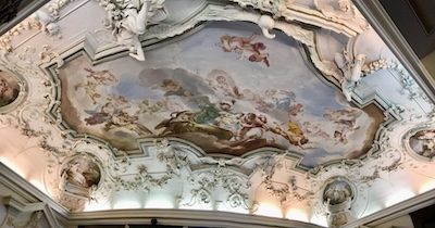 Deckenfresko von Andrea Lanzi "Die Götter auf dem Olymp" im Ahnensaal von Schloss Slavkov u Brna / Austerlitz.