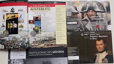 Collage von Führern, Broschüren, Prospekten über das Schlachtfeld von Austerlitz.
