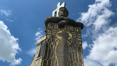 Friedensdenkmal / Mohyla miru in Prace bei Slavkov u Brna. Die Figur mit dem Wappenschild von Mähren (Moravia), dahinter das frühchristliche Doppelkreuz.