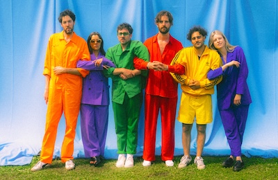 Die Band Bon Jour in bunten Outfits