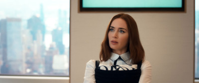 Emily Blunt mit roten Haaren in Dior-Kleidung vor der Skyline