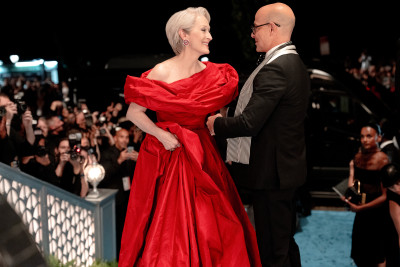 Meryl Streep in rotem Kleid als Miranda Priestly und Stanley Tucci in schwarzem Anzug als Nigel Kippling