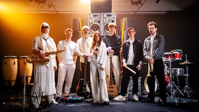 Die gesamte Band Katatropic mit ihren Instrumenten