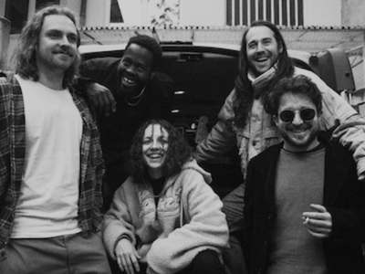 Schwarz-weißes Bild von der Band Lazer, die neue Musik released hat