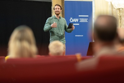 Martin Moder bei einem Vortrag in der Österreichischen Akademie der Wissenschaften.