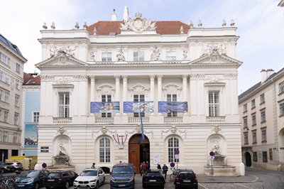 Das Gebäude der Österreichischen Akademie der Wissenschaften von außen mit Transparenten zur Langen Nacht der Forschung.