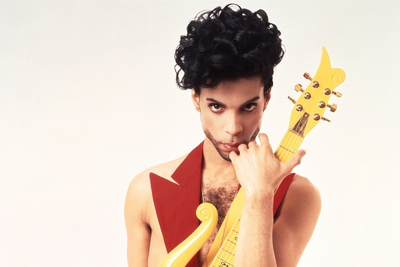 Sänger und Gitarrist Prince mit Gitarre in der Hand