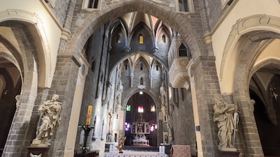 Hauptschiff der St-Prokop-Basilika in Třebíč.
