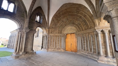 Die romanische Vorhalle mit Säulenportal an der Nordseite der Basilika St.Prokop in Třebíč.