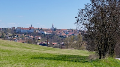 Jevišovice mit dem Alten Schloss und der Josefskirche.