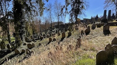 Blick von den Gräbern der Rabbiner auf den ältesten Teil des Jüdischen Friedhofs von Třebíč.