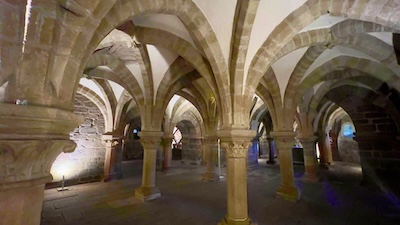 Romanische Krypta der Basilika von Třebíč.