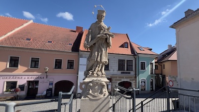 Nepomukstatue am Eingang zur Judenstadt von Třebíč.
