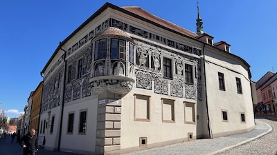 Das Franziskus-Haus (oder Bemaltes Haus / Malovaný dům) am Karlsplatz von Třebíč.