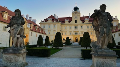 Ehrenhof von Schloss Valtice.