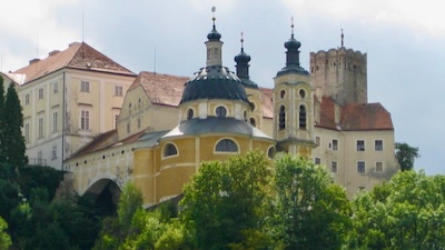 Außenansicht der Schlosskapelle von Vranov nad Dyji.