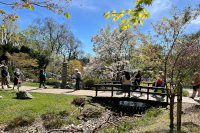 Brücke mit menschen in setagayapark