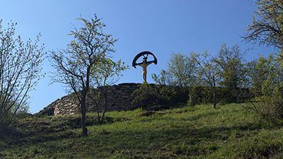 Blick von unterhalb auf das Kreuz am Kremser Kreuzberg