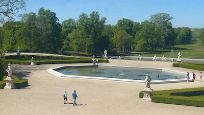 Das barocke Gartenparterre von Schloss Slavkov u Brna mit einem der Wasserbassins.