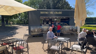 Bistro Tří Císařů im Schlosspark von Slavkov u Brna / Austerlitz.