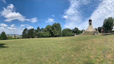 Blick über die Wiesen der Pratzen-Höhe (Pracky kopec) zum Friedensdenkmal (Mohyla miru) und hinunter auf das südmährische Hügelland.
