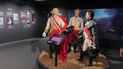 Lebensgroße Figuren von Kaiser Franz I. (Österreich), Zar Alexander I. und Napoleon im Museum bei der Mohly miru bei Slavkov u Brna.