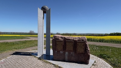 Denkmal zum 200. Jahrestag der Schlacht von Austerlitz Drei Kaiser (Památník 200-letého výročí bitvy u Slavkova Tří císařů), 2005, bei Zbýšov u Slavkova