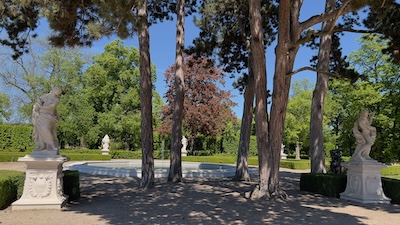 Statuen von Giovanni Giuliani unter Föhren im Schlosspark von Slavkov u Brna / Austerlitz.