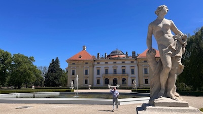 Statue der Venus von Giovanni Giuliani vor Schloss Slavkov u Brna.